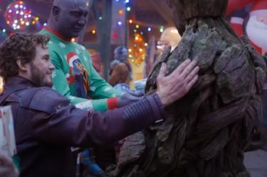 Quill y Drax con suéteres de Navidad y Groot enfrente