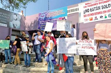 Padres de Familia, vecinos y trabajadores de los centros se negaron a desalojar el Centro San Luis de Gonzaga, donde residen más de 60 niños y adolescentes