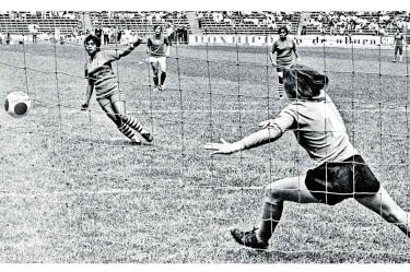 En este volumen, que también se presentará en la FIL Guadalajara, se retoma el Mundial Femenil de 1971, en México, el primero en su tipo. Fotos: Cortesía Cal y Arena