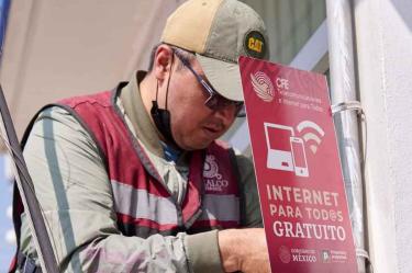 Trabajador de CFE instalando Internet