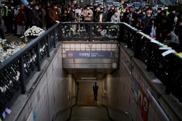 Las autoridades están siendo acusadas por su reacción a la estampida de Itaewon. (Reuters)