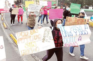 La Fiscalía publicó las imágenes donde ubica a Elizabeth el día de su desaparición; sus familiares marcharon en la Glorieta de Insurgentes exigiendo a las autoridades hallar a la joven. Fotos: David Solís y Especial