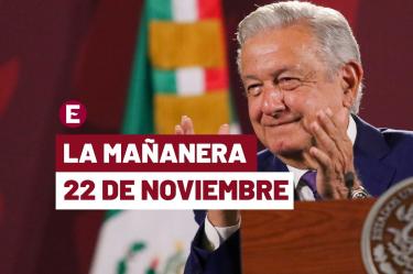 AMLO aplaudiendo en una de sus conferencias