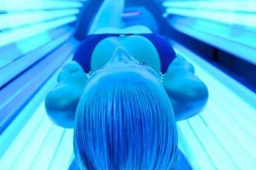 mujer en cama de bronceado