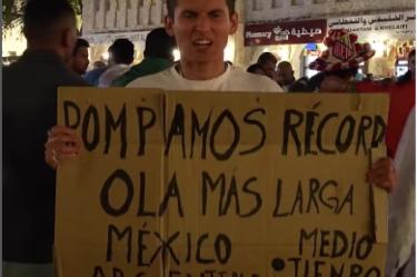 Mexicano con letrero para romper un récord