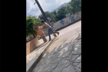 Golpean a abuelito, lo graban y con sólo 7 mil pesos evitan ser encarcelados