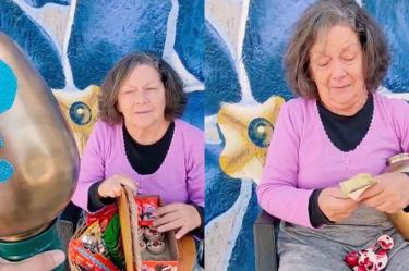 Una señora acepta cambiar un mazapán por una sorpresa