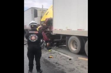 Tráileres aplastan camioneta en carretera de Nuevo León; automovilista muere
