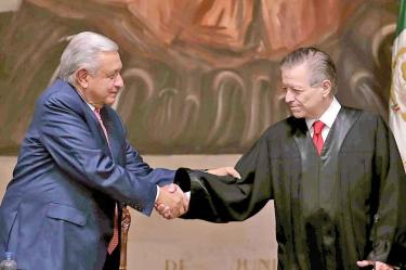 El presidente Andrés Manuel López Obrador da la mano al ministro Arturo Zaldívar, presidente de la Corte y del CJF. Foto: Especial