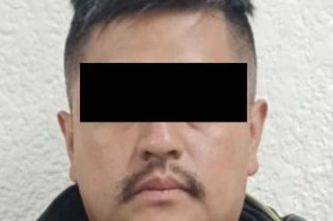 Detenido con los ojos cubiertos