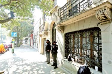 El inmueble de Medellín 113, donde fueron encontrados tres cuerpos y en el que estuvo retenida Margarita, se encuentra resguardado por policías de la Secretaría de Seguridad Ciudadana. Foto: David Solís