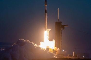 Cohete Falcon 9 de SpaceX en lanzamiento por la noche