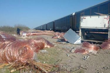 Tren choca contra tráiler cargado de rollos de cobre en Nuevo León; hay varios heridos