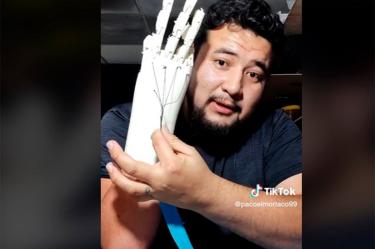 Además de la madera cuenta un arnés e hilos.