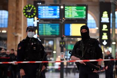 Policías resguardan la estación Gare de Nord, en París. (AFP)