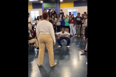 Alumno desafía a maestra y esto sucede; la reacción de la profesora es épica
