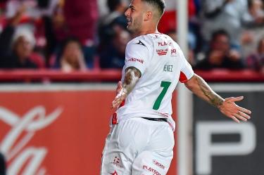 Edgar Méndez festeja el gol ante Cruz Azul.