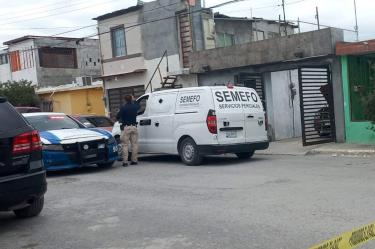Camioneta de Servicios Periciales afuera de un domicilio de Reynosa