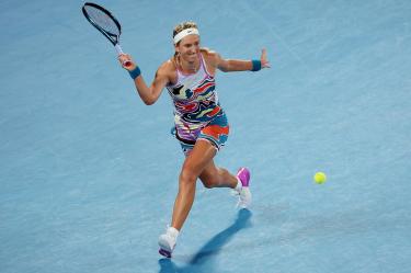 Victoria Azarenka devuelve una pelota