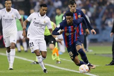 Balde supera a Rodrygo por velocidad.