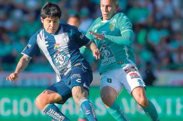 Javier Chofis López disputa un balón con José Rodríguez en la victoria de los Tuzos.