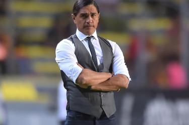 Francisco Palencia dirigiendo.