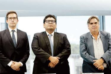 De izquierda a derecha Guillermo Cejudo, consejero del Coneval; José Nabor Cruz, secretario ejecutivo, y John Scott, consejero.
