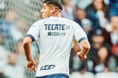 Víctor Guzmán jugó sin número ante el Necaxa. Foto: Especial