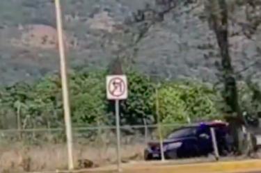 Una patrulla acude a la zona del enfrentamiento en Michoacán