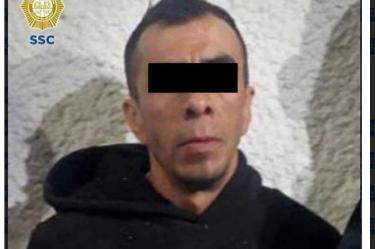 detenida con cinta en los ojos para su protección 