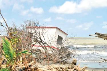 Casa destruida por el mar en la comunidad de El Bosque, en Tabasco.