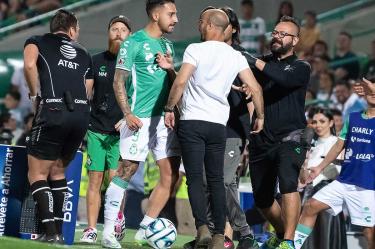 Javier Correa encarado a Eduardo Arce.