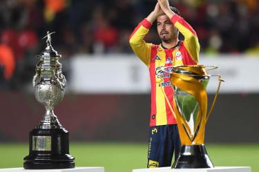 Carlos Adrián Morales fue homenajeado en el Estadio Morelos.