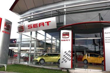 Fachada de una agencia automotriz de la marca Seat.