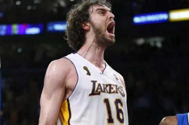 Pau Gasol en partido de Lakers.