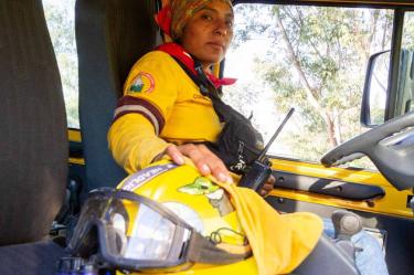 Jessica se dedica a combatir incendios forestales con un vehículo a todo terreno.