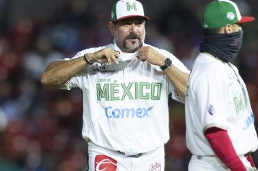 Benjamín Gil con indumentaria de México.