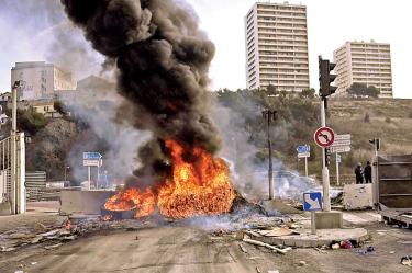 Incendio en medio de una calle en Francia, provocado por las protestas contra la reforma a pensiones.