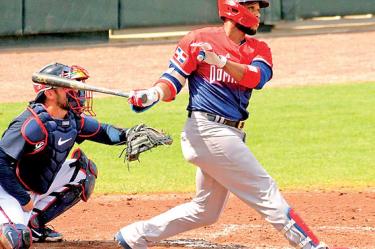 Jugador dominicano conecta un batazo durante su juego contra los Bravos de Atlanta.
