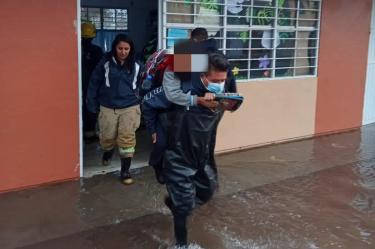 Niño es evacuado de escuela inundada