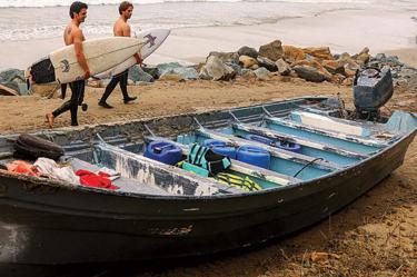Dos lanchas se volcaron en Black’s Beach, una de ellas logró llegar a la costa.