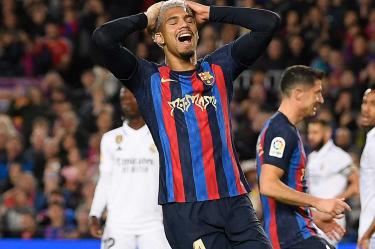 Ronald Araújo lamentando una falla.