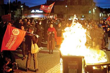 Decenas de manifestantes se congregaron cerca de la sede de la Asamblea Nacional para rechazar la reforma.