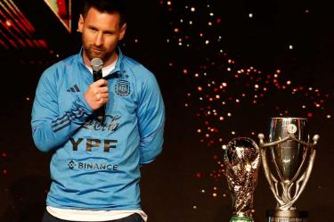 Messi recibió el "bastón del liderazgo y el comando del futbol mundial".