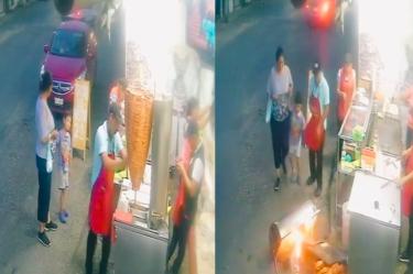 Taquero tira trompo al pastor