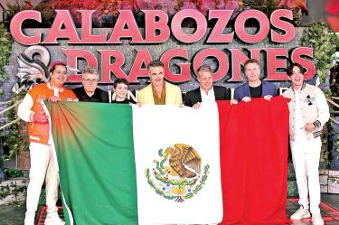 elenco de la cinta, Calabozos y Dragones: Honor entre ladrones, así como el director y productor posaron feliz con la bandera de México