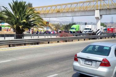 Habitantes de Teoloyucan llevan a cabo el cierre de circulación en ambos sentidos sobre la autopista México-Queretaro.