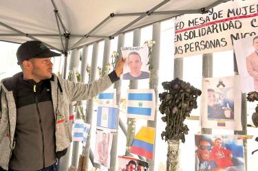 A manera de homenaje, familiares han colocado afuera del INM fotos de las víctimas. 