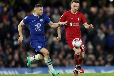 Mateo Kovacic y Diogo Jota disputan el balón.