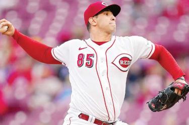 Luis Cessa, jugador de los Rojos de Cincinnati realiza un lanzamiento durante su juego contra Cachorros.